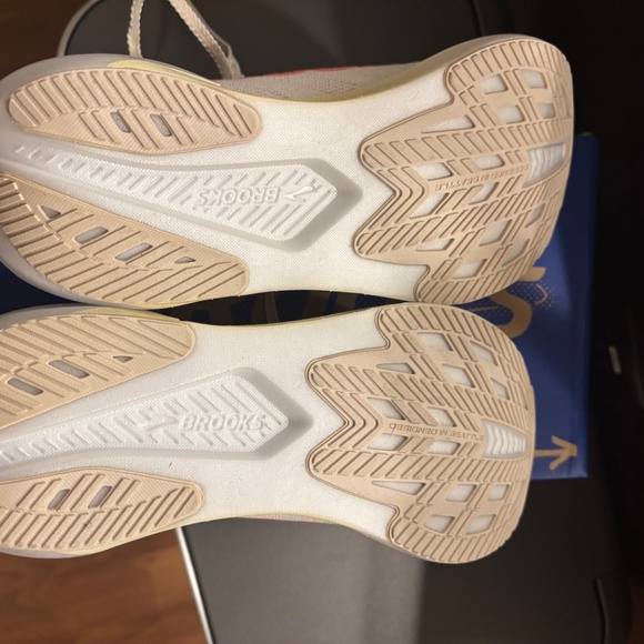 Women’s Brooks Hyperion 2 size 7.5 - Picture 3 of 4